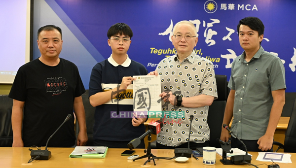 黄煜轩(左2)在父亲黄晖益(左)的陪同下,通过魏家祥(右2)申诉升学阻碍;右为马青教育谘询委员会主席王祺翔。