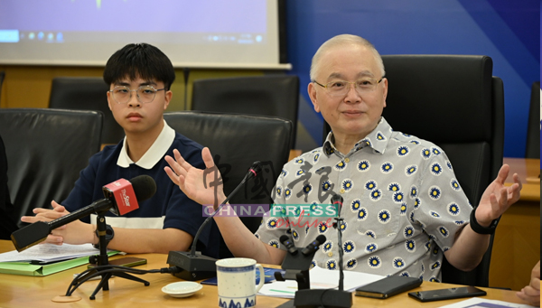 魏家祥(右)不解,为何以黄煜轩(左)优秀的STPM成绩都无法进入6所大学的会计系。