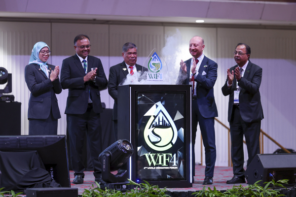 KUALA LUMPUR, Sept 8 -- Agriculture and Food Security Minister Datuk Seri Mohamad Sabu, officiates the opening of the 4th World Irrigation Forum (WIF4), the 3rd High-Level Advisory Group Meeting, and the 76th International Executive Council Meeting here today.
Also present are Director of the Irrigation and Agricultural Drainage Division, Yuslina Mohd Sani (left) and International Commission on Irrigation and Drainage (ICID) president Dr Marco Arcieri (second, right).
-- fotoBERNAMA (2025) COPYRIGHT RESERVED