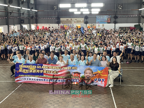 杜依蔚(前排右6)阔别多年重返母校文化学校,并与嘉宾、师长及学弟妹合影。前排左起为彭添财、黄珠露、郭子毅及王天财;右起为杜伊晴、杨淑臻、杜国椋、王姝郿及佘贵忠。