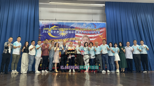 文化学校董家协为杜依蔚献上“羽耀文化”贺匾,恭贺她凯旋归来。