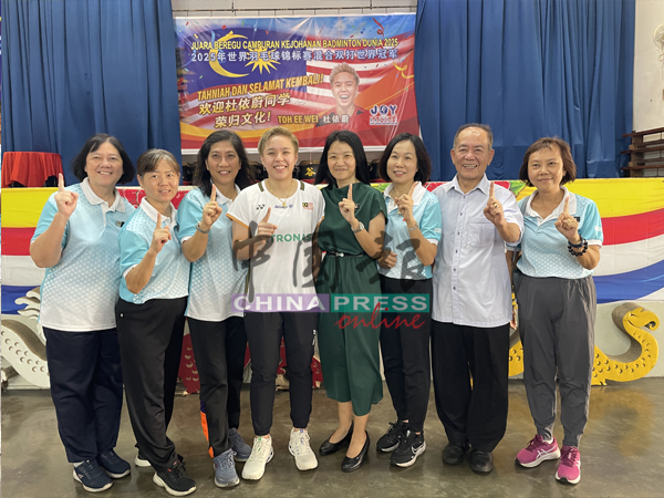 杜依蔚与曾经悉心栽培她的教师们合影留念。左3为杨玉全、右4为李佩莹及王进南校长（右2）。

