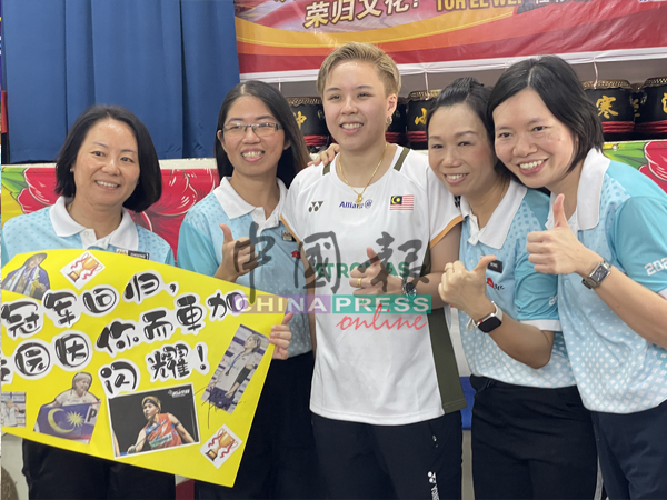 老师们化身粉丝,与世界冠军杜依蔚(左3)合照。