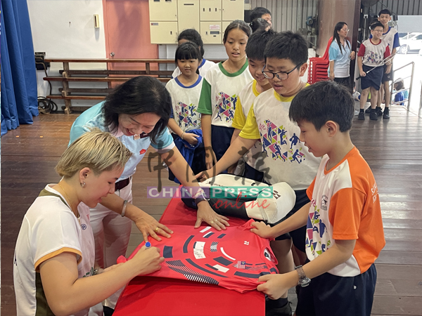 小粉丝”向杜依蔚索取签名。