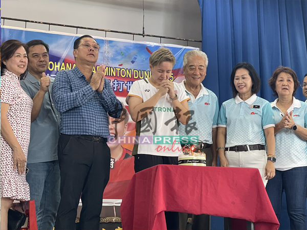 文化学校为即将迎来25岁生日的杜依蔚庆生,令她即惊喜又感动。