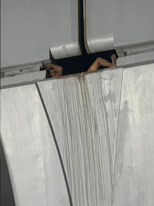 超惊险！窃贼偷电缆 卡MRT柱子 消拯员到场 高空救人