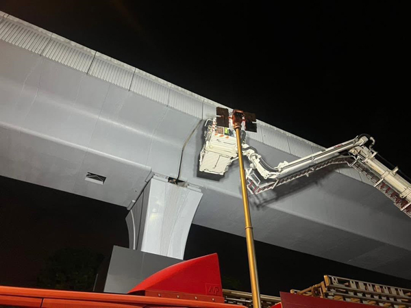 超惊险！窃贼偷电缆 卡MRT柱子 消拯员到场 高空救人