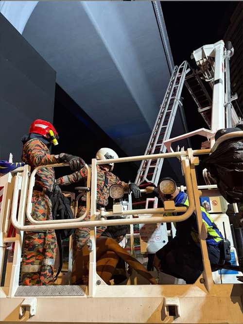 超惊险！窃贼偷电缆 卡MRT柱子 消拯员到场 高空救人