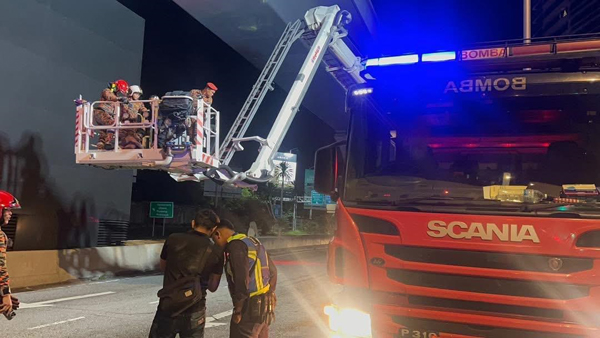 超惊险！窃贼偷电缆 卡MRT柱子 消拯员到场 高空救人