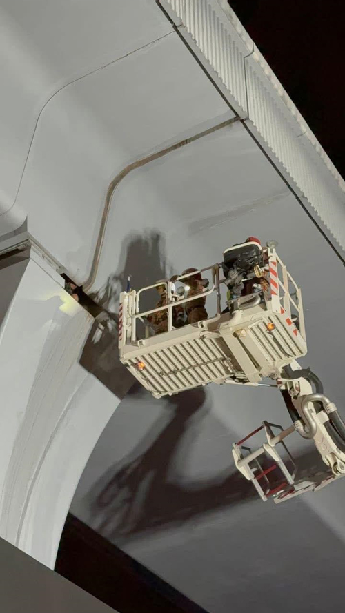 超惊险！窃贼偷电缆 卡MRT柱子 消拯员到场 高空救人