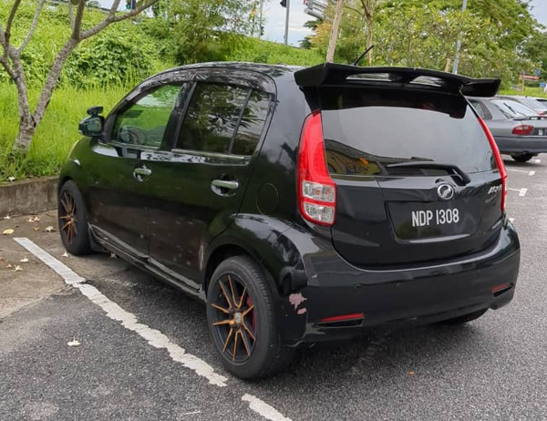 李运宏驾驶黑色迈薇轿车,到吉隆坡找房子及工作。