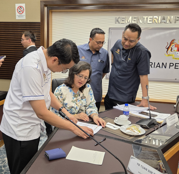 李健聪(左起)向阿兹琳达反映优秀生无法进入前四志愿的问题。