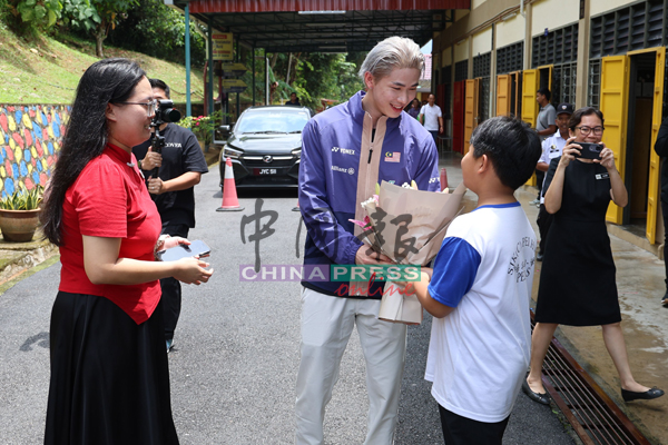 学生代表献花予陈堂杰（左二），右为郑靖颖。

