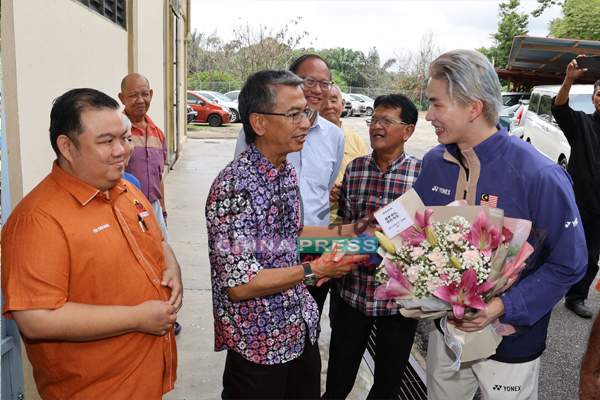 赛夫巴哈里（左二起）亲自迎接陈堂杰到来，左为郑振胜。

