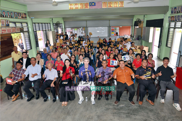 陈堂杰(前排左五)回母校,令全校倍感荣耀。左起为卡玛、陈长兴、曾汉文、郑靖颖、赛夫巴哈里、郑振胜、林亚烈及陈宗银。