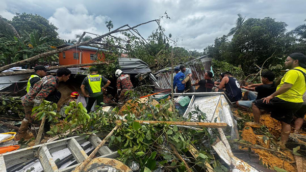 3间房屋坍塌,造成2人被活埋。