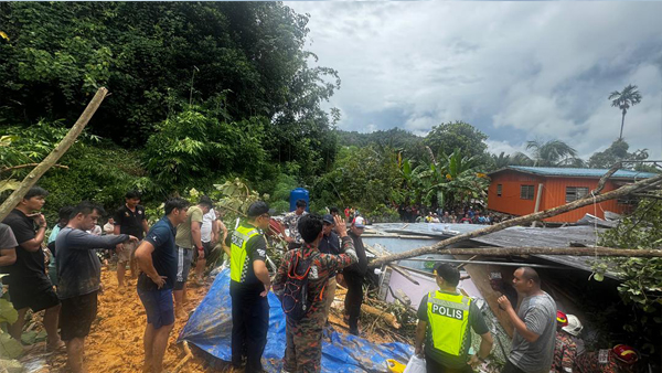 3间房屋坍塌,造成2人被活埋。