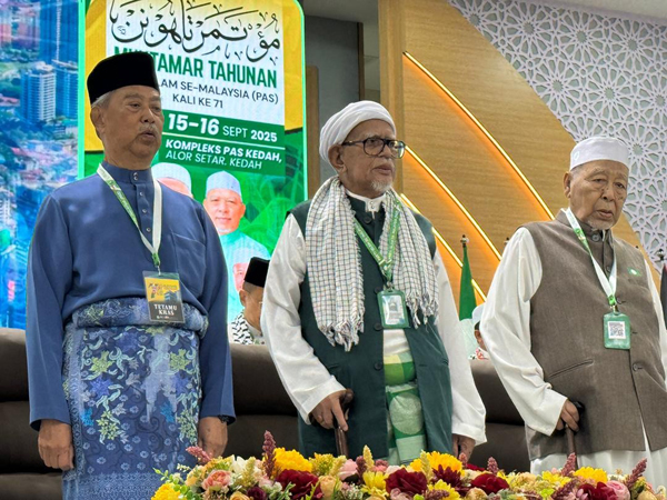 慕尤丁（左）在伊党大会谈起国盟首相人相，尚需开会讨论。左2起为哈迪阿旺及哈欣雅欣。