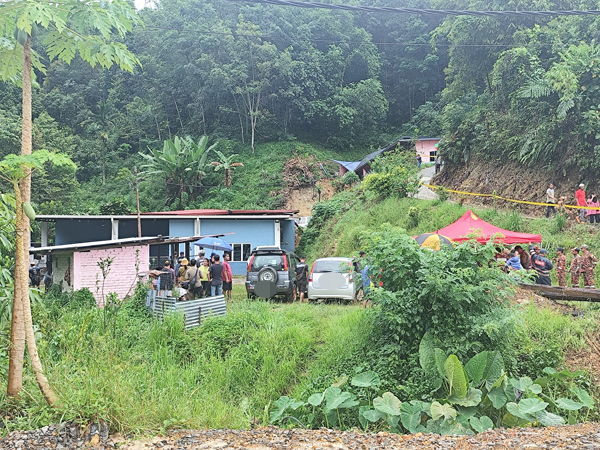 土崩活埋妇女男童 1人受困抢时搜索