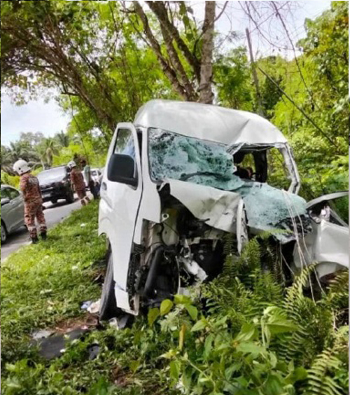 客货车的车头损毁严重。