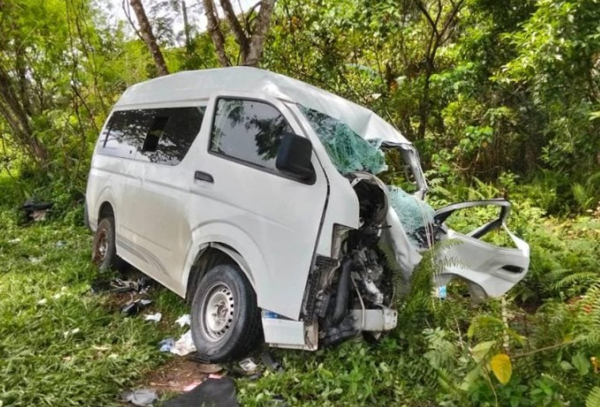 客货车的车头损毁严重。