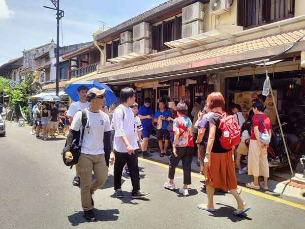 假日的鸡场街人潮络绎不绝，游客们受促提高警惕，财物最好放在胸前，避免歹徒有机可乘。