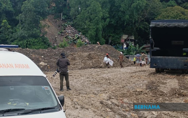 救援单位先后寻获7名被埋的死者遗体后，抬离现场。