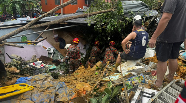 位于吧巴的甘榜莫克发生土崩，3间房屋坍塌，造成2人被活埋。