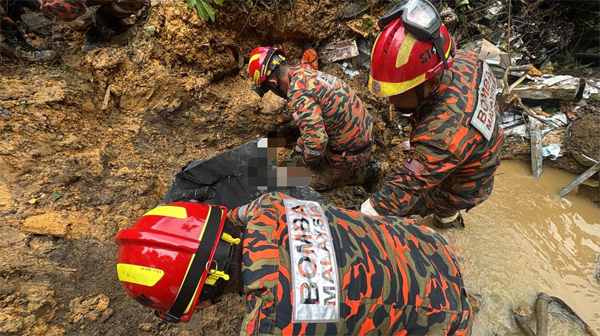 甘榜马拉杭屯图发生土崩事故，造成3人受困，其中2人不幸毙命，当局仍在搜寻剩余1人的下落。