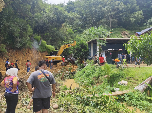 甘榜马拉杭屯图发生土崩事故，造成3人受困，其中2人不幸毙命，当局仍在搜寻剩余1人的下落。