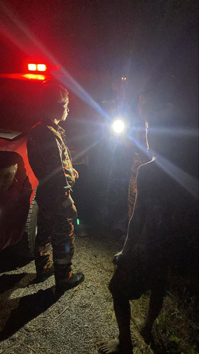 消拯队乘坐2辆货卡，赶抵45公里外的现场。