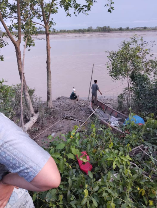 男子失踪后，当地居民趁天色未暗，在河岸附近寻找对方下落。