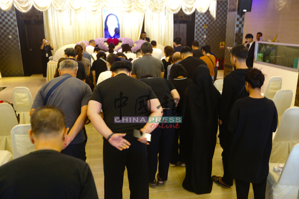 送殡的亲友在傅瑞桃灵堂前致祭。
