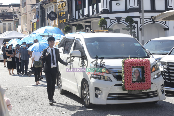 傅瑞桃周二举殡，灵车缓缓驶离灵堂，亲友一路陪送，场面哀戚。
