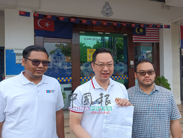 法依祖丁(左起)及李恩祥(右),陪同潘伟斯报警。