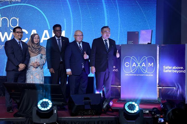 陆兆福（右）推介大马民航管理局全新标志和机构形象识别；左起为诺阿兹曼、诺玛、嘉纳山迪兰和莫哈末沙里尔。