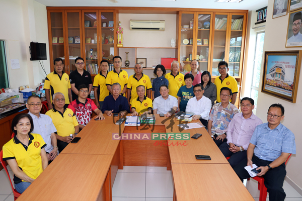 森美兰黄氏联宗会召开记者会表达不拆除招牌决心，获森州华团领头羊森美兰中华大会堂现身力挺，坐者左起是黄彩凤、黄志良、黄衍忠、黄健玮、周世扬、黄国强、黄新发、黄觥发、黄俊棠、黄达强及李星祥。

