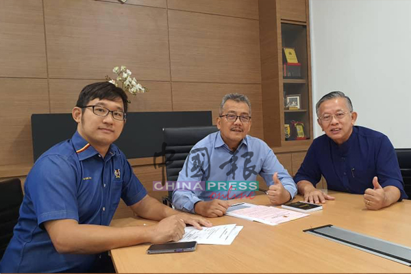 周世扬（右）与黄健玮周三（17日）上午与马士礼会面，为森黄氏联宗会招牌风波据理力争。