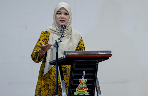 SHAH ALAM, 18 Sept -- Menteri Pendidikan Fadhlina Sidek menyampaikan ucapan pada Program Sesi Townhall Anti Buli Peringkat Buli Peringkat Negeri Selangor di Dewan Jubli Perak, Bangunan Sultan Salahuddin Abdul Aziz Shah hari ini.

-- fotoBERNAMA (2025) HAK CIPTA TERPELIHARA