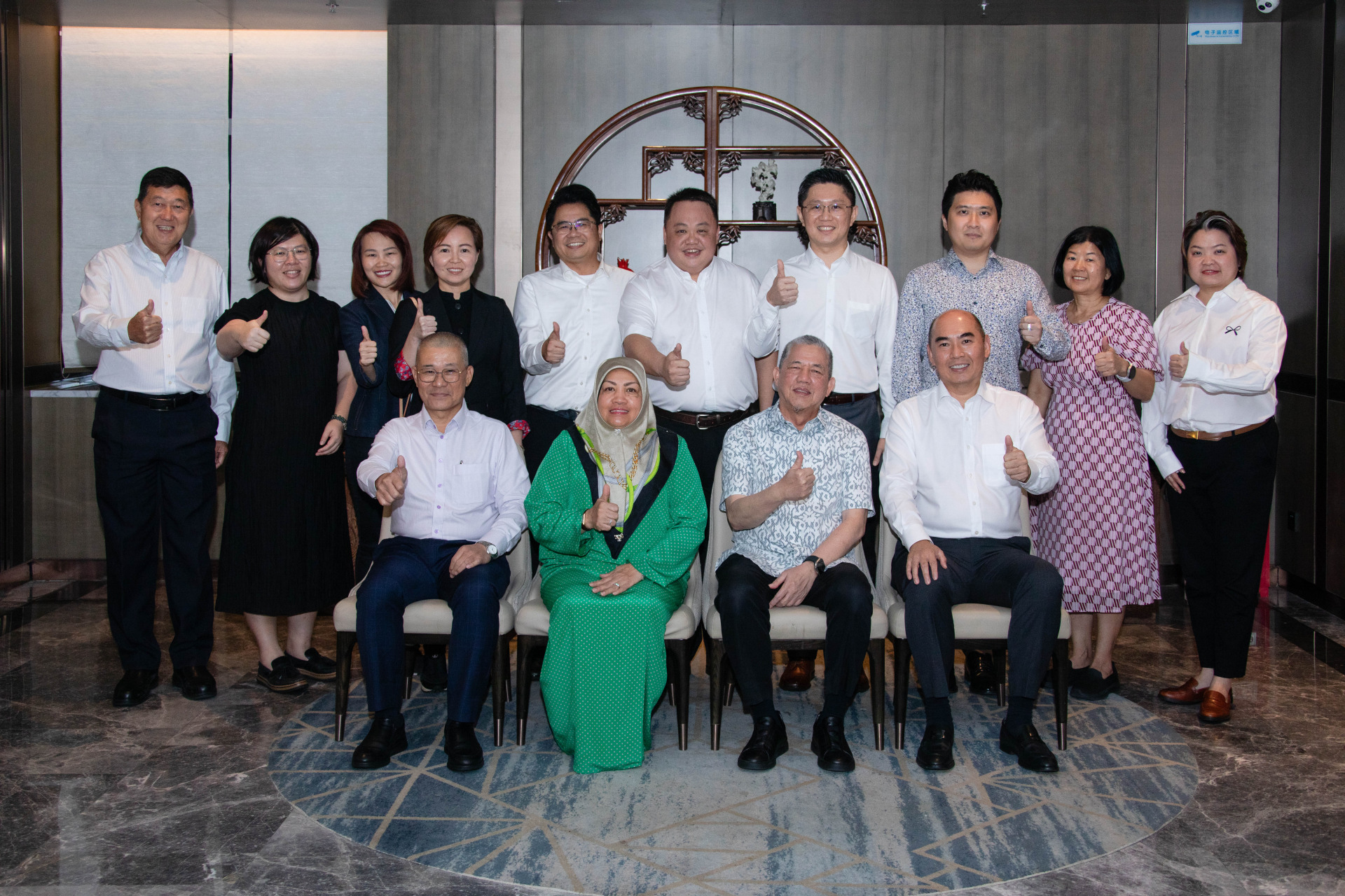 法迪拉（前排右2起）和夫人鲁兹雅出席中总晚宴；前排左起为吕海庭和吴逸平。