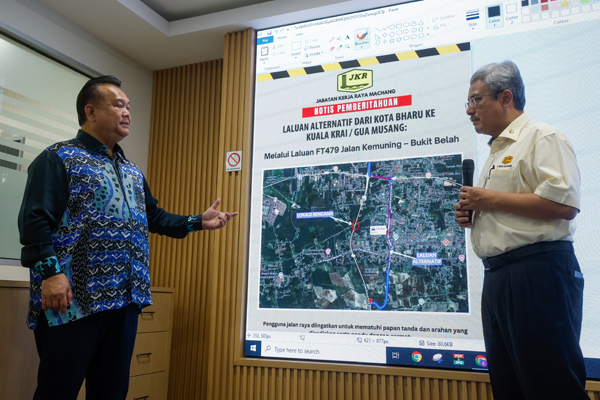 莫哈末沙隆(右)向阿历山大南达林奇,汇报BiGBen和eBencana作业模式。