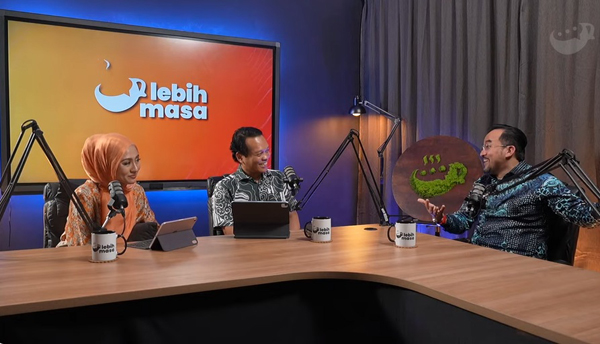 阿斯拉夫(右)做客“Lebih Masa”谈论伊斯兰党政治性格。