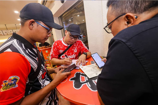 甲市政执法人员检查相关的营业文件与资料。（照片取自市政厅面子书）

