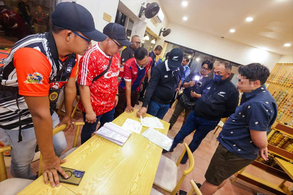 因违反营业条例，该餐馆被马六甲历史城市政厅下令关闭7天清理，并开出总额1万250令吉的两张罚单，右2为市长沙丹。（照片取自市政厅面子书）

