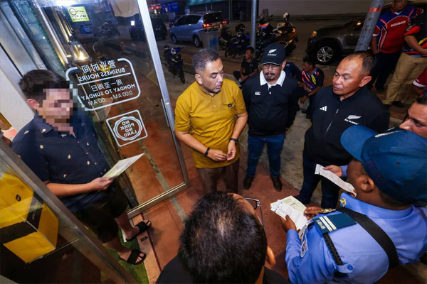 甲市政执法人员在市长率队下，前往相关餐馆展开行动，并向业者了解情况，左2诺希尔及左4市长。（照片取自市政厅面子书）

