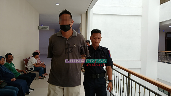 被告肯尼斯王炳权周二(23日)再度被带到麻坡第二推事庭提控,休庭后被庭警带离法庭。