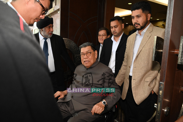 阿布沙希以轮椅代步,在被控后离开地庭。