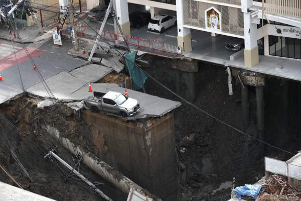 一辆卡车差点坠入巨坑。（欧新社）