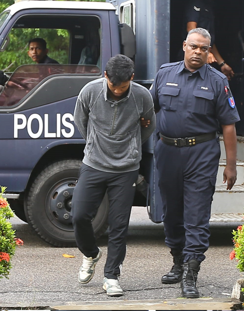 30岁被告阿米鲁被庭警扣押上庭面控。