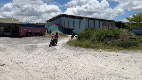 吸毒者骑着摩哆到毒窟，虽然执法人员极力追捕但仍被其逃走。

